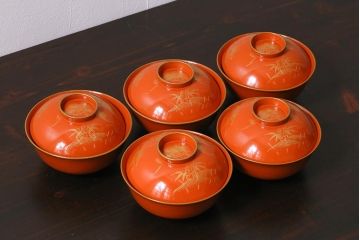アンティーク雑貨　和製アンティーク　鶴・松　縁起の良い沈金蒔絵の木製椀5客セット(蓋付き椀、漆器、和食器)(R-039374)
