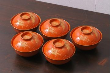 アンティーク雑貨　和製アンティーク　鶴・松　縁起の良い沈金蒔絵の木製椀5客セット(蓋付き椀、漆器、和食器)(R-039375)