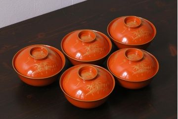 アンティーク雑貨　和製アンティーク　鶴・松　縁起の良い沈金蒔絵の木製椀5客セット(蓋付き椀、漆器、和食器)(R-039375)