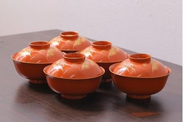 アンティーク雑貨　和製アンティーク　鶴・松　縁起の良い沈金蒔絵の木製椀5客セット(蓋付き椀、漆器、和食器)(R-039375)