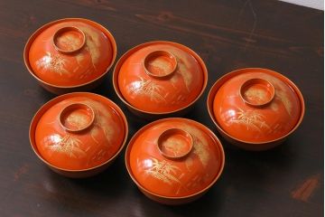 アンティーク雑貨　和製アンティーク　鶴・松　縁起の良い沈金蒔絵の木製椀5客セット(蓋付き椀、漆器、和食器)(R-039375)