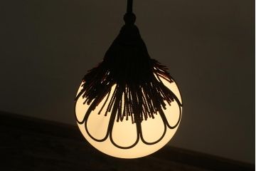 アンティーク照明　和製アンティーク　大正昭和初期　タッセル(飾り房)付き　丸い形が愛らしい吊り下げ照明(ペンダントライト、天井照明、電笠、シェード)(R-039380)