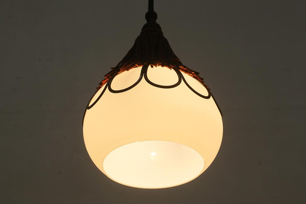 アンティーク照明　和製アンティーク　大正昭和初期　タッセル(飾り房)付き　丸い形が愛らしい吊り下げ照明(ペンダントライト、天井照明、電笠、シェード)(R-039380)