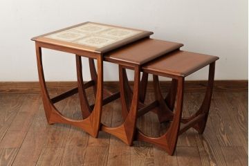 ヴィンテージ家具　イギリス・北欧ビンテージ　G-PLAN(ジープラン)　チーク材　タイルトップがお洒落なネストテーブル(サイドテーブル)(R-039390)