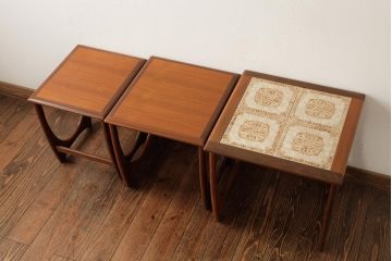 ヴィンテージ家具　イギリス・北欧ビンテージ　G-PLAN(ジープラン)　チーク材　タイルトップがお洒落なネストテーブル(サイドテーブル)(R-039390)