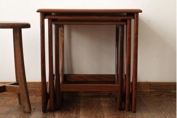 ヴィンテージ家具　北欧ビンテージ　2種の木目がおしゃれなネストテーブル(サイドテーブル、カフェテーブル)(R-039391)