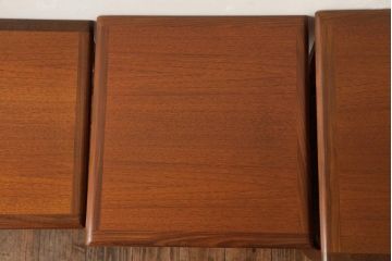 ヴィンテージ家具　北欧ビンテージ　2種の木目がおしゃれなネストテーブル(サイドテーブル、カフェテーブル)(R-039391)