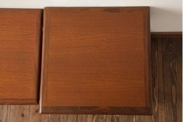 ヴィンテージ家具　北欧ビンテージ　2種の木目がおしゃれなネストテーブル(サイドテーブル、カフェテーブル)(R-039391)