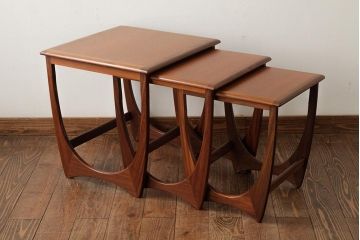 ヴィンテージ家具　北欧ビンテージ　2種の木目がおしゃれなネストテーブル(サイドテーブル、カフェテーブル)(R-039391)