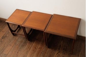 ヴィンテージ家具　北欧ビンテージ　2種の木目がおしゃれなネストテーブル(サイドテーブル、カフェテーブル)(R-039391)