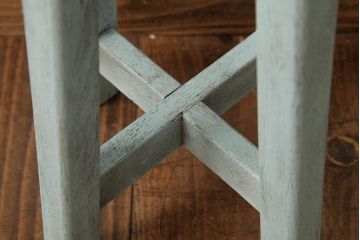 ペイント家具　和製アンティーク　昭和初期　淡いブルーの色合いがかわいらしいシャビーなスツール(花台)(R-039392)