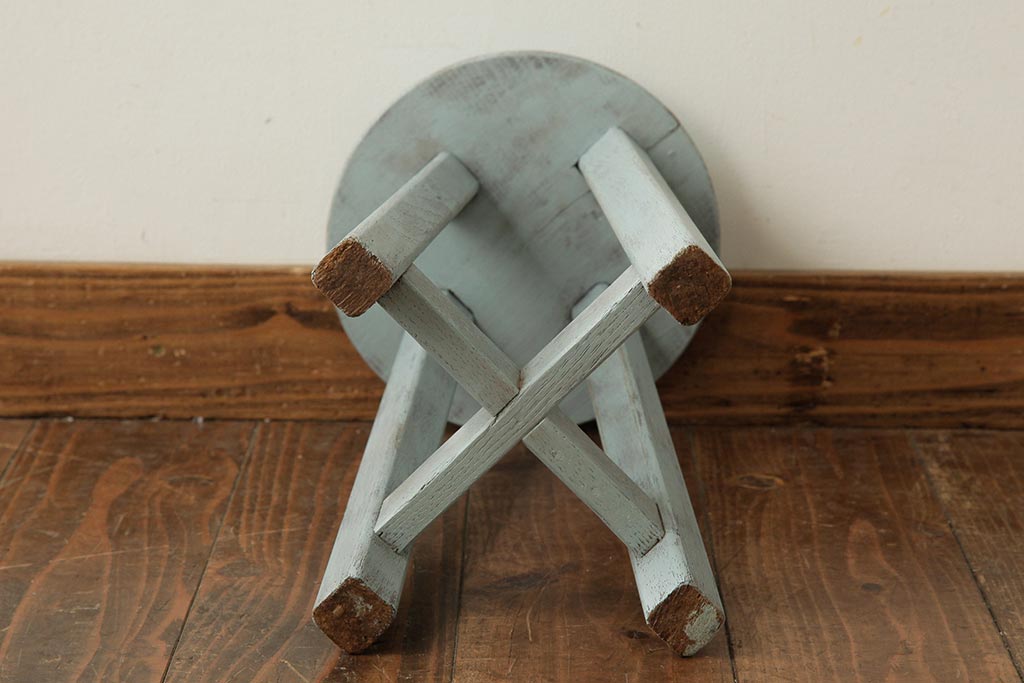 ペイント家具　和製アンティーク　昭和初期　淡いブルーの色合いがかわいらしいシャビーなスツール(花台)(R-039392)