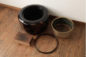 アンティーク雑貨　和製アンティーク　明治大正期　漆塗り　花唐草蒔絵火鉢(R-039394)