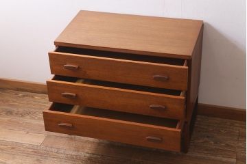 ヴィンテージ家具　北欧ビンテージ　G-PLAN　Quadrille　チーク材　シンプルモダンな佇まいの脚付きチェスト(引き出し、ドロワー)(R-039399)