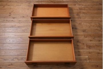 ヴィンテージ家具　北欧ビンテージ　G-PLAN　Quadrille　チーク材　シンプルモダンな佇まいの脚付きチェスト(引き出し、ドロワー)(R-039399)