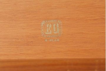 ヴィンテージ家具　北欧ビンテージ　G-PLAN　Quadrille　チーク材　シンプルモダンな佇まいの脚付きチェスト(引き出し、ドロワー)(R-039399)