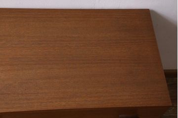 ヴィンテージ家具　北欧ビンテージ　G-PLAN　Quadrille　チーク材　シンプルモダンな佇まいの脚付きチェスト(引き出し、ドロワー)(R-039399)