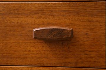 ヴィンテージ家具　北欧ビンテージ　G-PLAN　Quadrille　チーク材　シンプルモダンな佇まいの脚付きチェスト(引き出し、ドロワー)(R-039399)