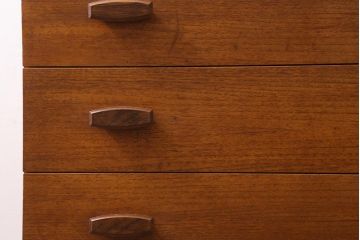 ヴィンテージ家具　北欧ビンテージ　G-PLAN　Quadrille　チーク材　シンプルモダンな佇まいの脚付きチェスト(引き出し、ドロワー)(R-039399)