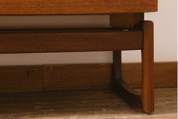 ヴィンテージ家具　北欧ビンテージ　G-PLAN　Quadrille　チーク材　シンプルモダンな佇まいの脚付きチェスト(引き出し、ドロワー)(R-039399)