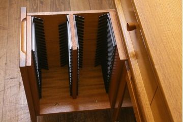 ヴィンテージ家具　イギリスビンテージ　チーク材　Nathan(ネイサン)　北欧スタイルにもぴったりのスタイリッシュなキャビネット(収納棚、戸棚)(R-039400)