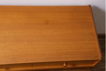 ヴィンテージ家具　イギリスビンテージ　チーク材　Nathan(ネイサン)　北欧スタイルにもぴったりのスタイリッシュなキャビネット(収納棚、戸棚)(R-039400)
