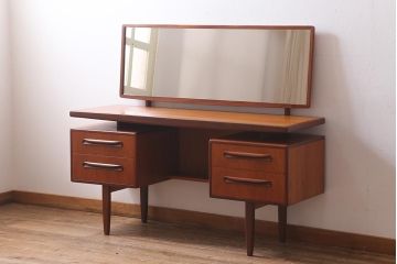 ヴィンテージ家具　北欧ビンテージ　チーク材　G-PLAN(ジープラン)　スタイリッシュなデザインが目を惹くドレッサー(化粧台)(R-039401)