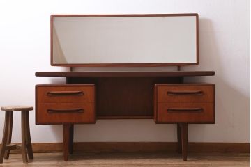ヴィンテージ家具　北欧ビンテージ　チーク材　G-PLAN(ジープラン)　スタイリッシュなデザインが目を惹くドレッサー(化粧台)(R-039401)