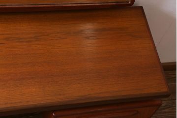 ヴィンテージ家具　北欧ビンテージ　チーク材　G-PLAN(ジープラン)　スタイリッシュなデザインが目を惹くドレッサー(化粧台)(R-039401)