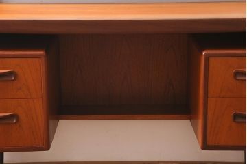 ヴィンテージ家具　北欧ビンテージ　チーク材　G-PLAN(ジープラン)　スタイリッシュなデザインが目を惹くドレッサー(化粧台)(R-039401)