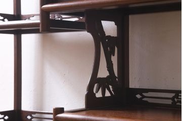 ビンテージ家具　和製ビンテージ　伝統工芸品　唐木指物　紫檀材　漆塗り　上質な和の雰囲気漂う飾り棚(茶棚、陳列棚)(R-039413)