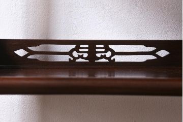 ビンテージ家具　和製ビンテージ　伝統工芸品　唐木指物　紫檀材　漆塗り　上質な和の雰囲気漂う飾り棚(茶棚、陳列棚)(R-039413)