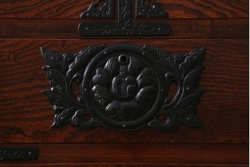 中古　伝統民芸家具　岩谷堂箪笥　華やかな意匠の四、五尺整理(二ツ重)箪笥(衣装箪笥、整理タンス)(定価約77万円)(R-039415)