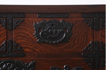 中古　伝統民芸家具　岩谷堂箪笥　華やかな意匠の四、五尺整理(二ツ重)箪笥(衣装箪笥、整理タンス)(定価約77万円)(R-039415)