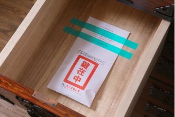 中古　伝統民芸家具　岩谷堂箪笥　華やかな意匠の四、五尺整理(二ツ重)箪笥(衣装箪笥、整理タンス)(定価約77万円)(R-039415)