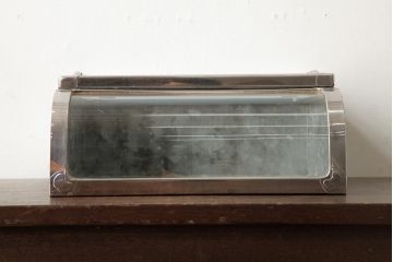 アンティーク雑貨　昭和レトロ　シャビーな質感が魅力の平型ブリキガラスケース(ショーケース、小物入れ)(R-039427)