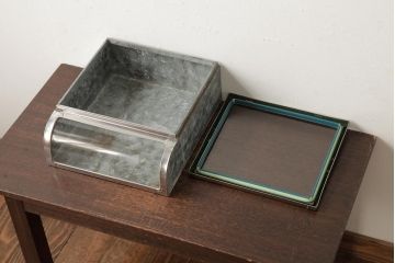 アンティーク雑貨　昭和レトロ　シャビーな質感が魅力の平型ブリキガラスケース(ショーケース、小物入れ)(R-039427)