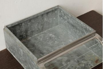 アンティーク雑貨　昭和レトロ　シャビーな質感が魅力の平型ブリキガラスケース(ショーケース、小物入れ)(R-039427)
