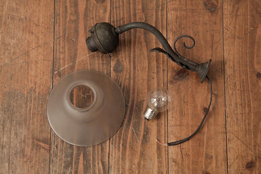 アンティーク照明　大正ロマン　花が咲いたようなデザインが魅力のウォールライト(シェード、ブラケットライト、壁掛け照明、壁付け照明)(R-039429)