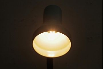 ビンテージ照明　レトロ　ポップなブルーが爽やかな印象のデスクスタンド(卓上照明、デスクライト)(R-039431)