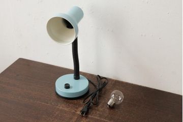 ビンテージ照明　レトロ　ポップなブルーが爽やかな印象のデスクスタンド(卓上照明、デスクライト)(R-039431)