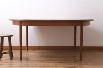 ヴィンテージ家具　北欧ビンテージ　G-PLAN(ジープラン)　チーク材　オーバル型がやわらかな雰囲気を醸し出すエクステンションテーブル(ダイニングテーブル)(R-039432)