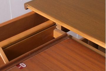 ヴィンテージ家具　北欧ビンテージ　G-PLAN(ジープラン)　チーク材　オーバル型がやわらかな雰囲気を醸し出すエクステンションテーブル(ダイニングテーブル)(R-039432)