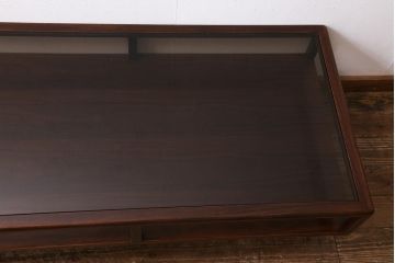 ヴィンテージ家具　北欧ビンテージ　ローズウッド材　スタイリッシュなガラストップテーブル(センターテーブル、ローテーブル、コーヒーテーブル)(R-039433)
