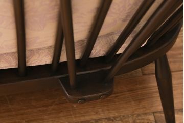 ヴィンテージ家具　ERCOL(アーコール)　エバーグリーン　曲げ木のフレームが目を惹く二人掛けソファ(アームソファ、ラブソファ、2人掛け、ビンテージ)(定価約58万円)(R-039439)