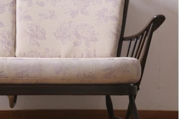 ヴィンテージ家具　ERCOL(アーコール)　エバーグリーン　曲げ木のフレームが目を惹く二人掛けソファ(アームソファ、ラブソファ、2人掛け、ビンテージ)(定価約58万円)(R-039439)