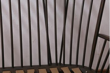 ヴィンテージ家具　ERCOL(アーコール)　エバーグリーン　曲げ木のフレームが目を惹く二人掛けソファ(アームソファ、ラブソファ、2人掛け、ビンテージ)(定価約58万円)(R-039439)