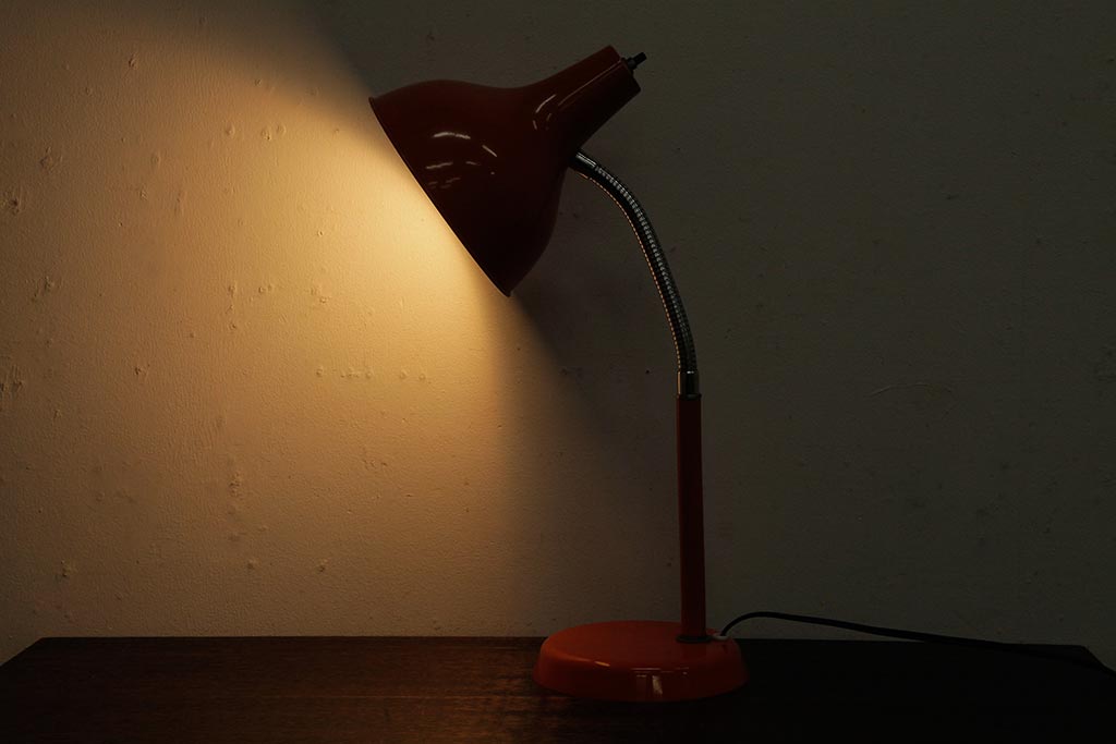 レトロ照明　ビビットなオレンジが可愛らしいデスクスタンド(スタンドライト、卓上照明)(R-039449)