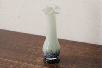 アンティーク雑貨　昭和レトロ　和ガラス　美しいフォルムが目を引く一輪挿し(花瓶)(R-039451)
