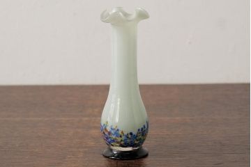 アンティーク雑貨　昭和レトロ　和ガラス　美しいフォルムが目を引く一輪挿し(花瓶)(R-039451)